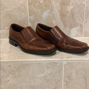 Men’s brown loafer dress shoes